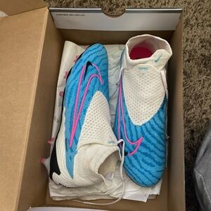 Nike Laceless Soccer Cleats in Blue, White & Pink